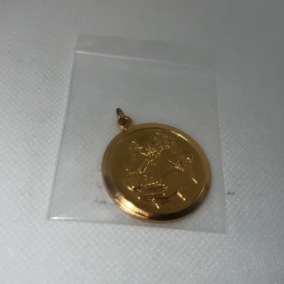 MUSICAL INSTRUMENT PENDANT CHARM GOLD TONE, PIANO, VIOLIN, SAXOPHONE, NOTES - Picture 6 of 8